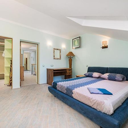 Classical Deribasivska 3-Bedrooms Apartment Odessa Buitenkant foto