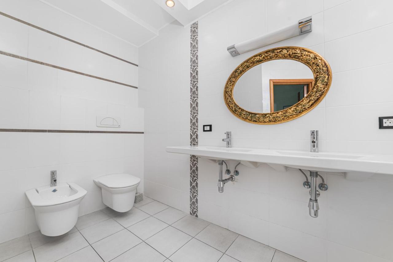 Classical Deribasivska 3-Bedrooms Apartment Odessa Buitenkant foto