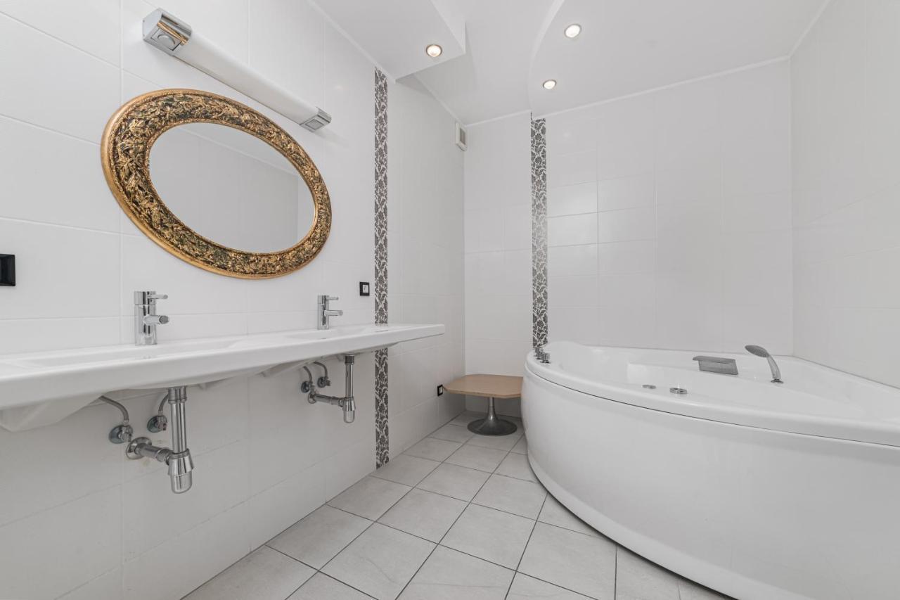 Classical Deribasivska 3-Bedrooms Apartment Odessa Buitenkant foto